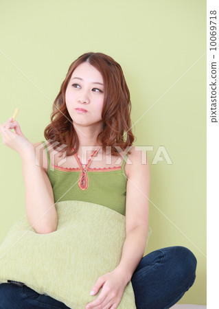 放鬆的婦女,當吃甜點時 放鬆的婦女,當吃甜點時 10069718