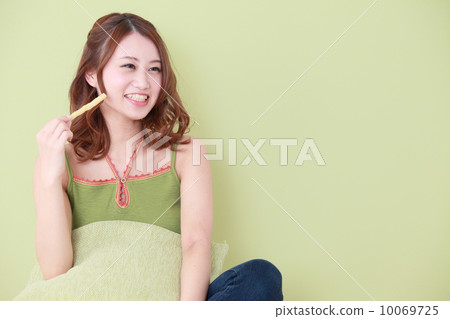 放鬆的婦女，當吃甜點時 10069725