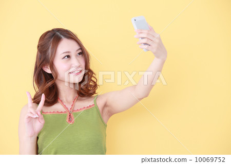使用智能手機的女人 使用智能手機的女人 10069752