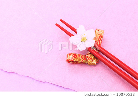 筷子和筷子休息和櫻花花瓣 10070538