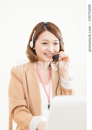 Young woman working remotely 10070806