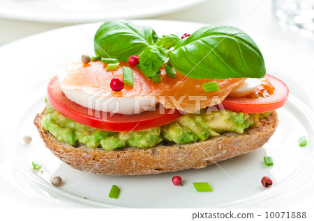 Sandwich with smoked salmon 10071888