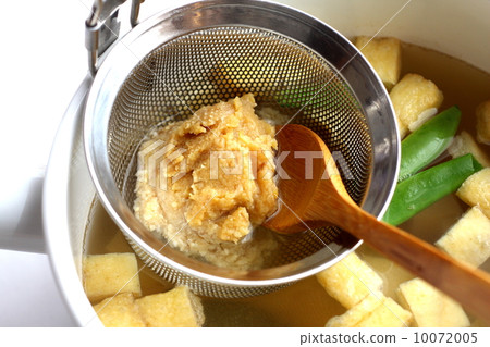 Melt miso and make miso soup 10072005