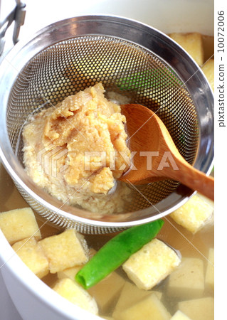 Melt miso and make miso soup 10072006
