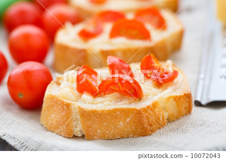 Bruschetta with cherry tomatoes Bruschetta with cherry tomatoes 10072043
