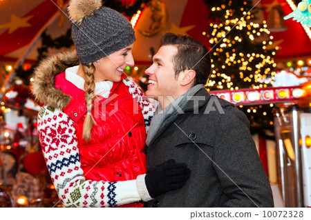 Couple during  the Christmas market or advent season 10072328