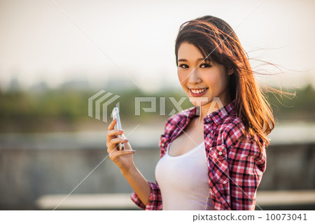 Girl with phone 10073041