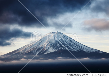 在多雲的天氣下富士山 在多雲的天氣下富士山 10073382
