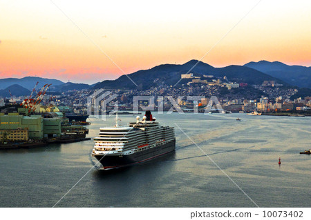 伊麗莎白女王離開港口 10073402