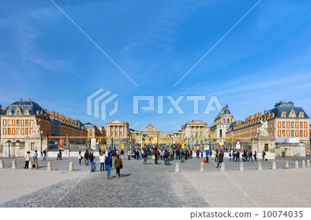 VERSAILLES FRANCE SEPTEMBER 21 Main entrance of Versailles Palac VERSAILLES FRANCE SEPTEMBER 21 Main entrance of Versailles Palac 10074035