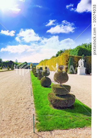 VERSAILLES FRANCE - SEPTEMBER 21 Beautiful garden Versailles, F VERSAILLES FRANCE - SEPTEMBER 21 Beautiful garden Versailles, F 10074038