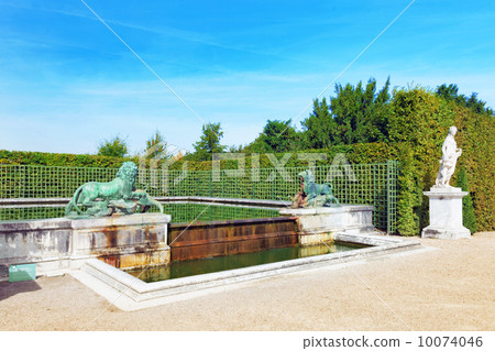 VERSAILLES FRANCE - SEPTEMBER 21 Beautiful garden Versailles, F VERSAILLES FRANCE - SEPTEMBER 21 Beautiful garden Versailles, F 10074046