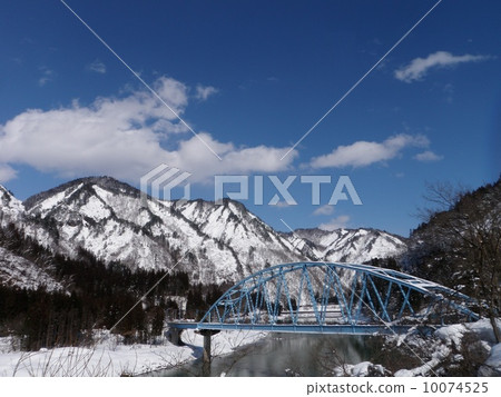 與橋樑的斯諾伊風景 與橋樑的斯諾伊風景 10074525