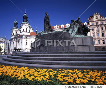 Yan Hus statue and the church of St. Micras Yan Hus statue and the church of St. Micras 10074685