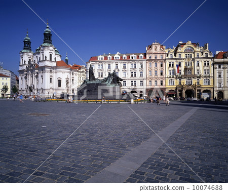 Statue of Jan Huss and the Church of St. Mikulath and the National Ministry of Commerce Statue of Jan Huss and the Church of St. Mikulath and the National Ministry of Commerce 10074688