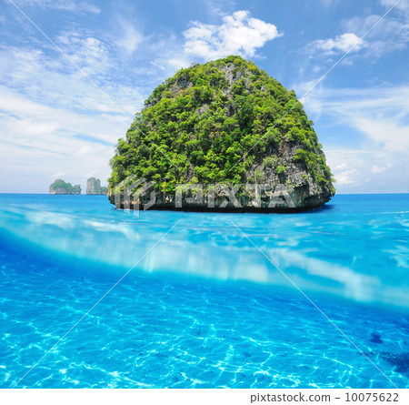 Uninhabited island with white sand bottom underwater view 10075622