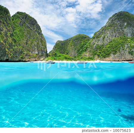 Beautiful lagoon with white sand bottom underwater view 10075623