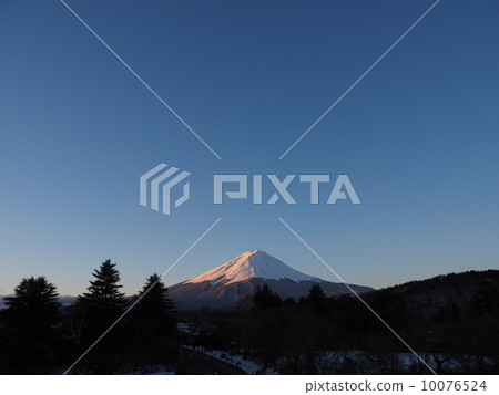 The morning sun shines Fuji 10076524