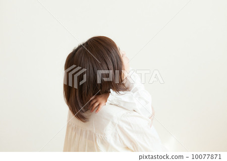 Girl clinging to Mama Girl clinging to Mama 10077871