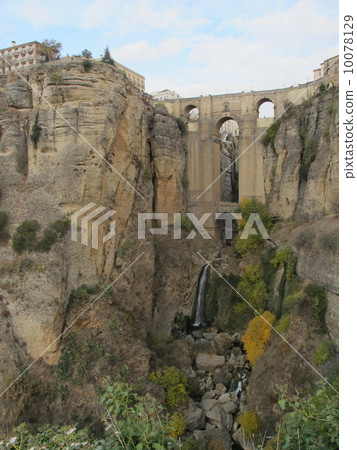 西班牙隆達的Nuevo Bridge(Puente Nuevo) 西班牙隆達的Nuevo Bridge(Puente Nuevo) 10078129