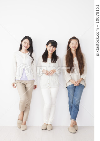 3 women with a smile 10078151