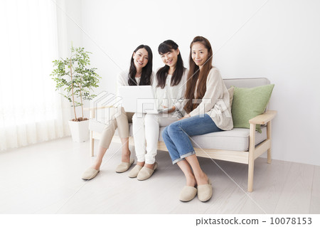 Three women who play computer 10078153