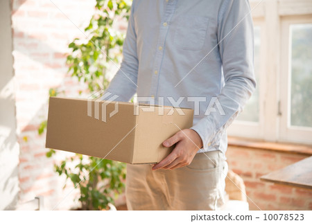 男子帶行李 10078523