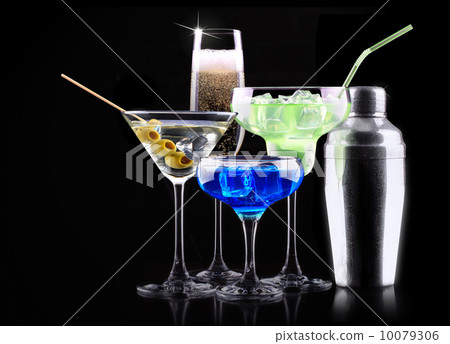 different alcohol drinks set 10079306