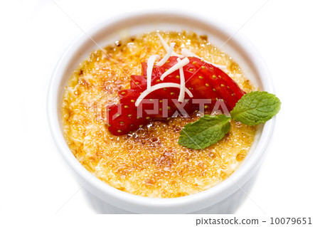 creme brulee garnished with strawberries on a white background 10079651