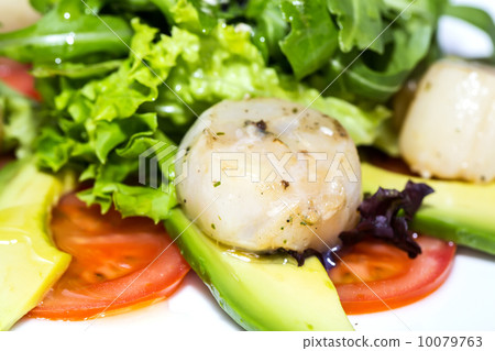 scallops grilled with avocado and tomatoes 10079763