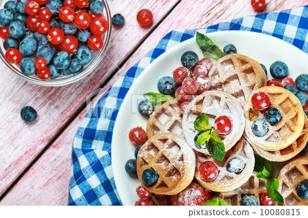 Waffles with fresh berries 10080815