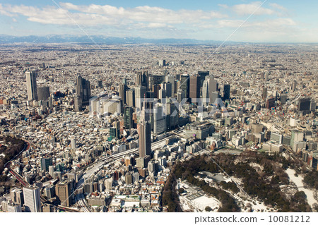 新宿的天空在晴朗的天空中的視圖在冬天 新宿的天空在晴朗的天空中的視圖在冬天 10081212