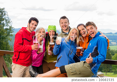 Posing smiling young people with beer outdoors Posing smiling young people with beer outdoors 10081535