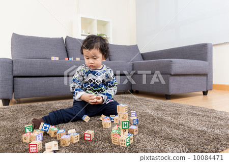 Little boy play toy block at home 10084471
