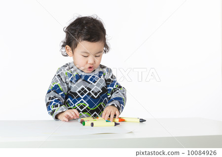 Asia baby boy concentrate on drawing Asia baby boy concentrate on drawing 10084926