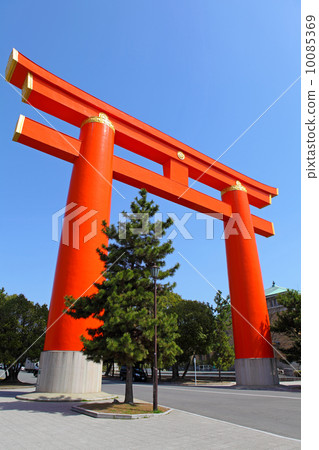 Torii with blue sky in Kyoto 10085369