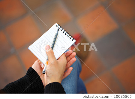 Woman hand with notepad and pen 10085805