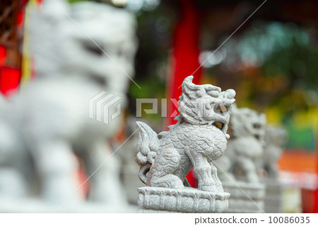 Lion statue 10086035