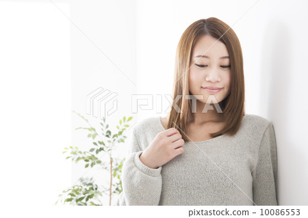 一個女人帶著微笑 10086553