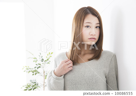 一個女人帶著微笑 10086555