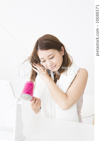 女人乾頭發 10086571