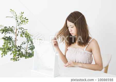一個女人撫摸她的頭髮 10086598