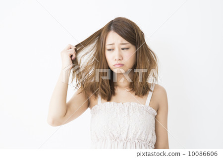 一個女人撫摸她的頭髮 10086606