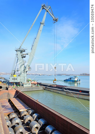 crane and steel plate in harbor 10089474