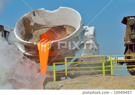 The molten slag is poured from a cup 10089487