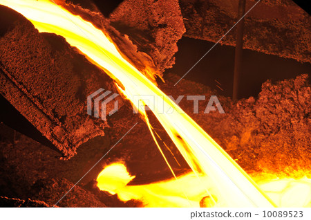 Pouring of liquid metal 10089523