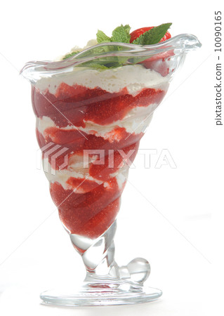 Dessert with strawberries and cream 10090165