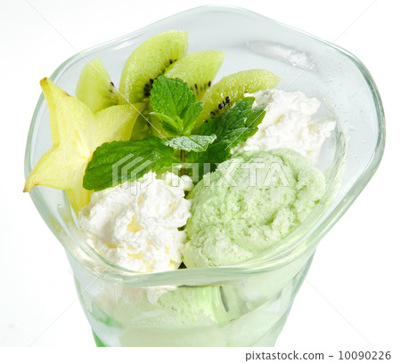 Ice cream with kiwi and carambola and mint 10090226