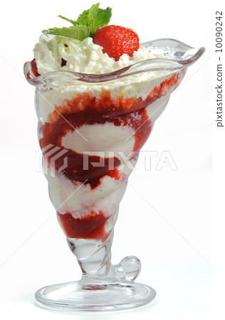 Dessert with strawberries and cream 10090242