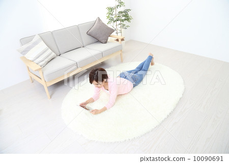 躺著，看到一台平板電腦的女人 10090691